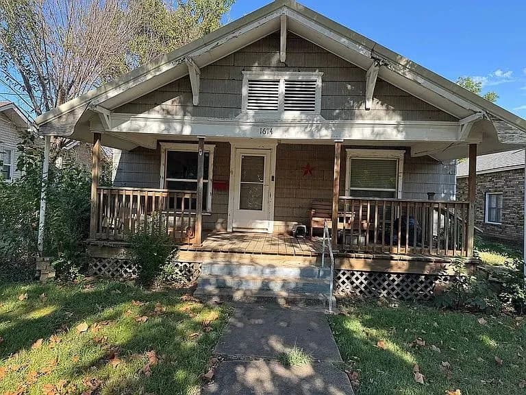 1614 Grandview Ave, Pawhuska, OK. Front elevation and porch
