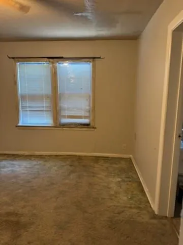 1614 Grandview Ave, Pawhuska, OK. Carpeted room, double window