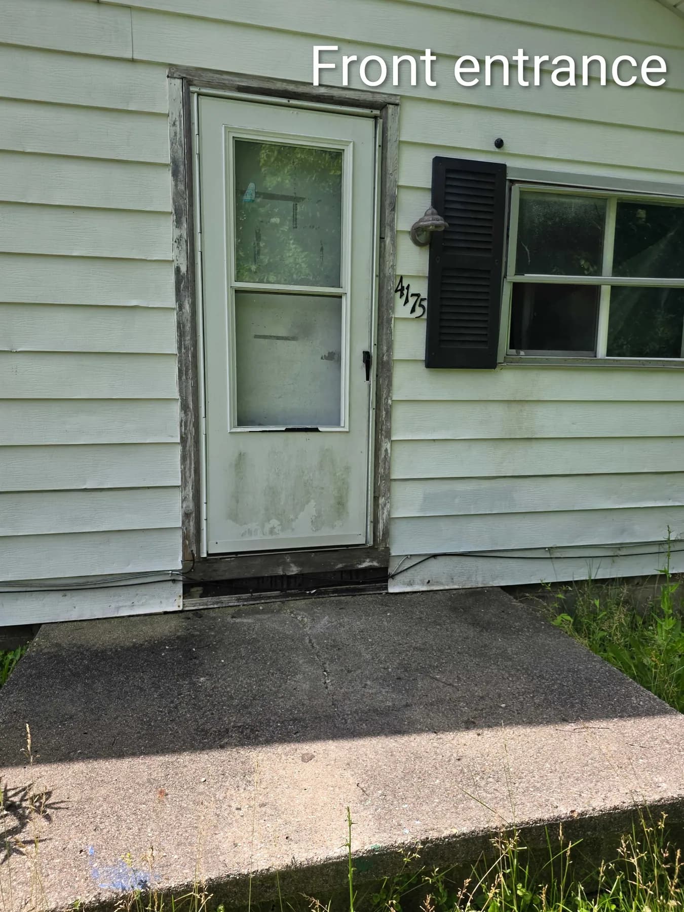 4175 Burrows St, Saginaw, MI. Front entrance