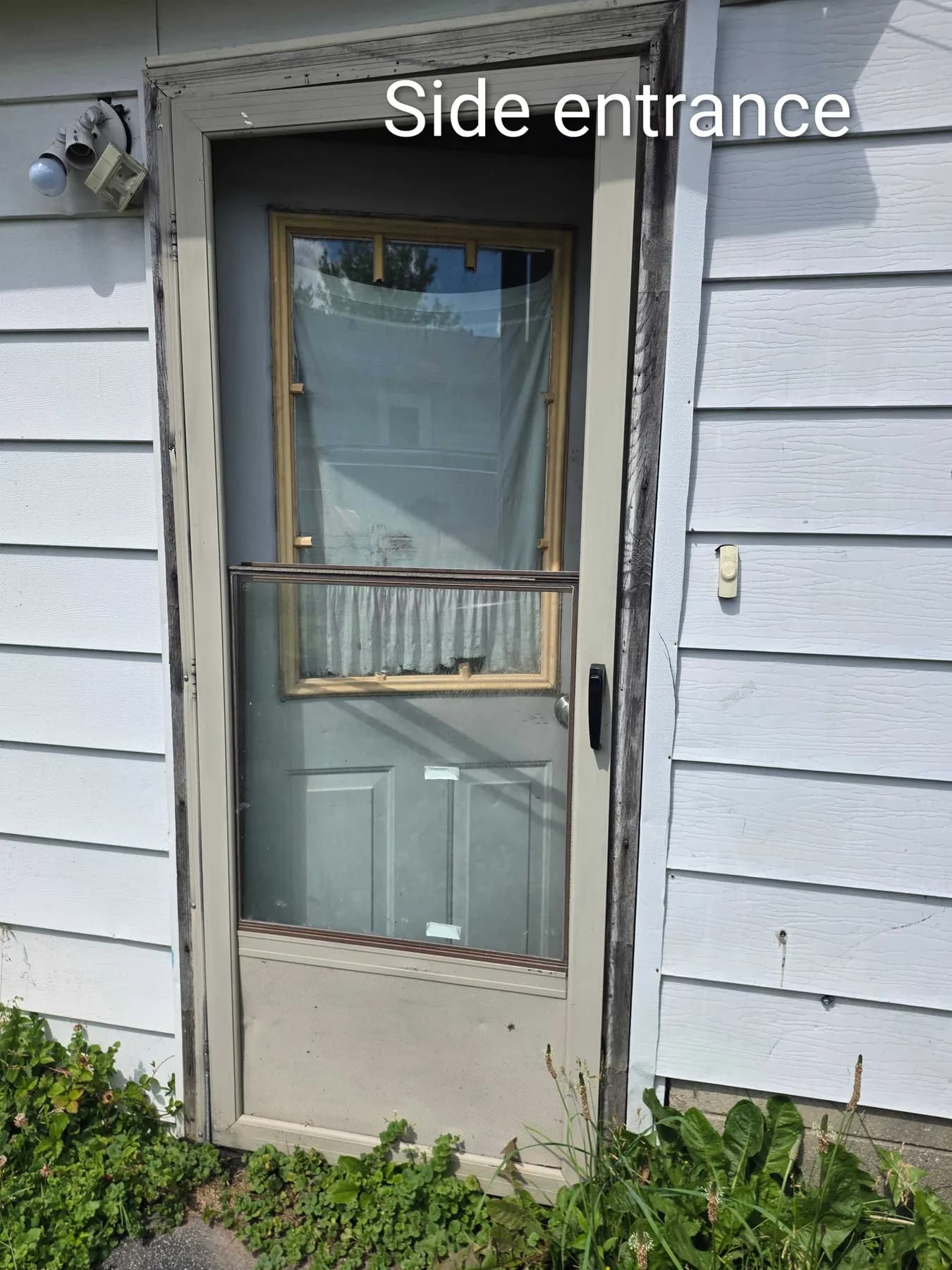 4175 Burrows St, Saginaw, MI. Side entrance